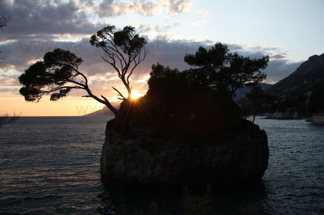 Brela pri západe slnka - Známa sklal v Brele pri západe slnka nad Jadranským morom. 