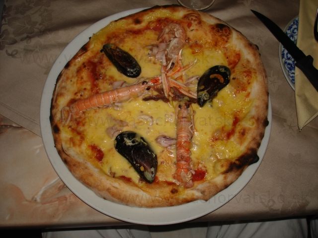 pizza frutti di mare Hrvatska - večera v reštaurácii pri mori