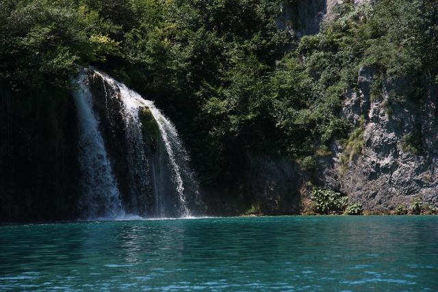Vodopády na Plitviciach - ďalší vodopádik počas turistiky na Plitvických jazerách v Chorvátsku