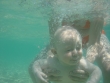 dovolenka s bábätkom - Plávanie v čistej vode, plávanie pre bábätká, učíme sa potápať, dovolenka s bábätkami v Chorvátsku