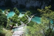 Plitvické jazerá v Chorvátsku - Veľmi pekný pohľad z turistického chodníka ponad jazerá. Chodník vedie ponad jazero. Nad jazerom sú vidieť skaly, určite to treba vidieť naživo